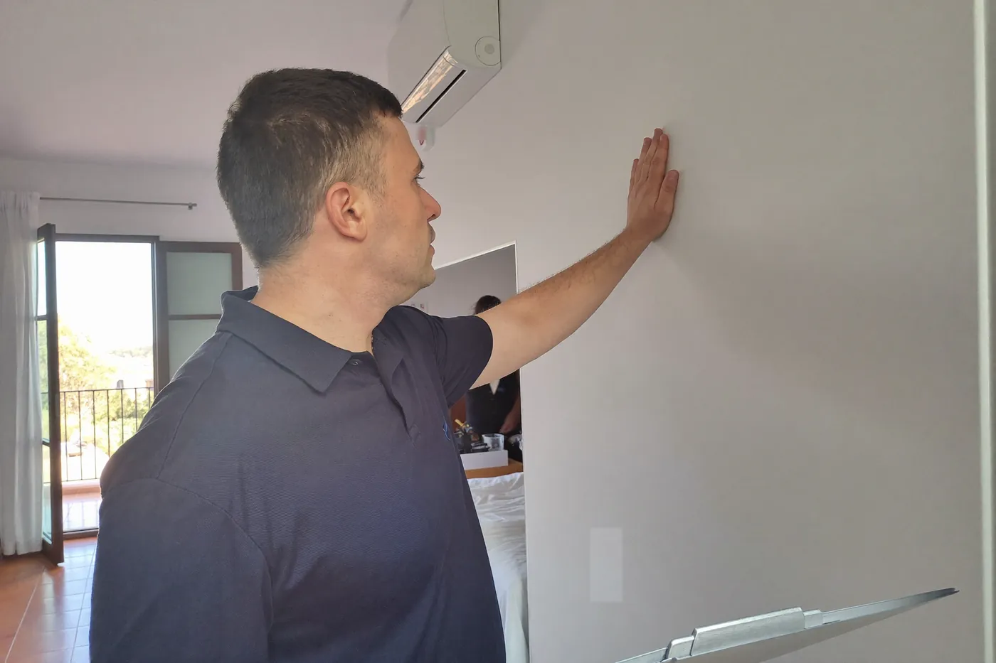 Techniker prüft die Wand für das künftige Gerät